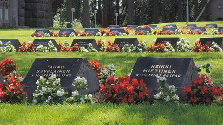 Ristijärvi y la epopeya boreal de Artemiev Lápidas en Varpaisjarvi, homenaje a los caídos en la SGM