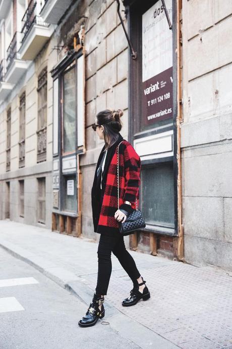PLAYING WITH LAYERS Checked_Cardigan-Black_And_Red-Balenciaga_Boots-Outfit-Rebecca_Minkoff-Quilted_Bag-Street_style-15