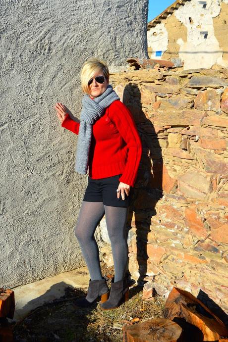 Vestida de punto. Gris, rojo y negro.