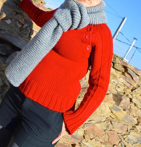 Vestida de punto. Gris, rojo y negro.