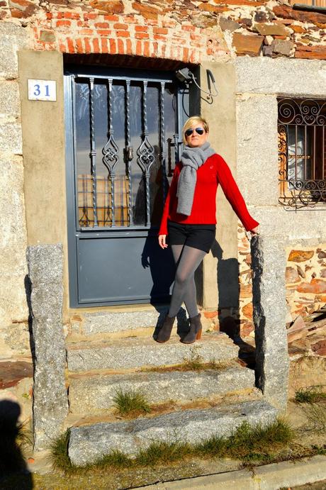 Vestida de punto. Gris, rojo y negro.