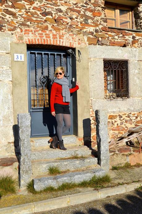 Vestida de punto. Gris, rojo y negro.