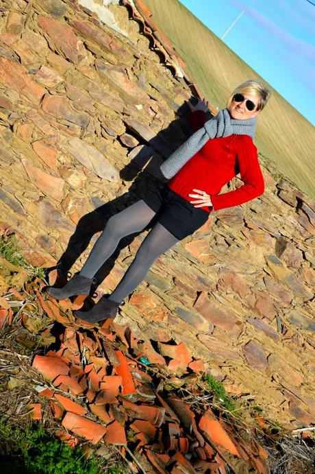 Vestida de punto. Gris, rojo y negro.