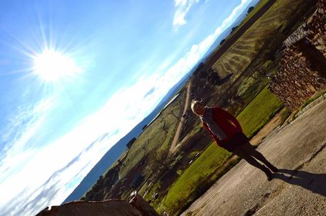 Vestida de punto. Gris, rojo y negro.