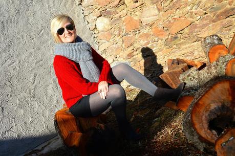 Vestida de punto. Gris, rojo y negro.