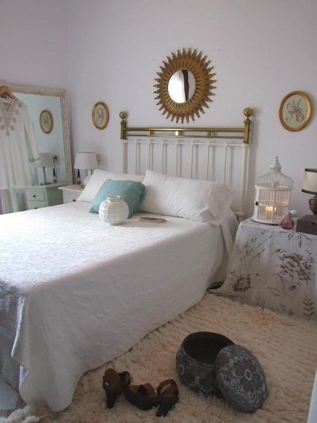 Un dormitorio con todo reciclado