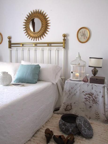 Un dormitorio con todo reciclado