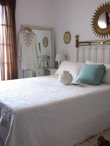 Un dormitorio con todo reciclado