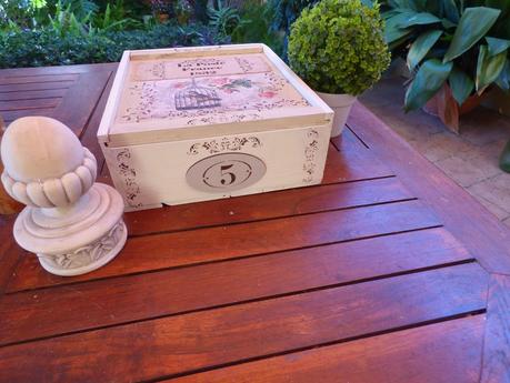 Caja de vino craquelada y con stencils