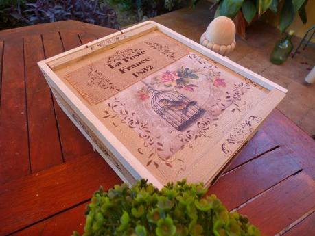 Caja de vino craquelada y con stencils