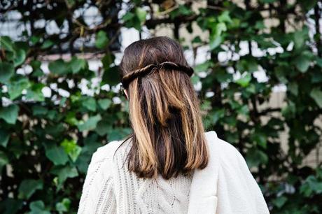 White_Coat-Knitted_Jumper-Maje-Ripped_Jeans-Outfit-Street_Style-56