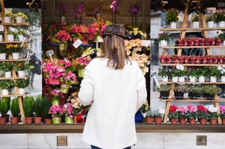 White_Coat-Knitted_Jumper-Maje-Ripped_Jeans-Outfit-Street_Style-16
