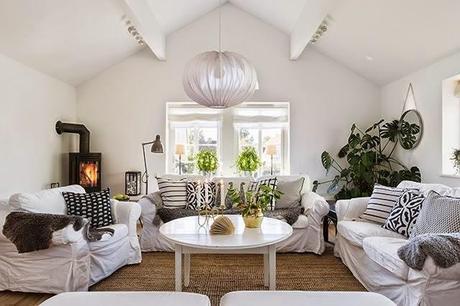 Una casa decorada en blanco y negro