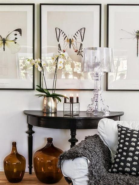 Una casa decorada en blanco y negro