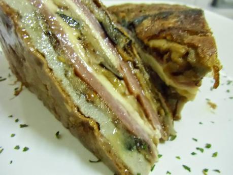 Tortilla de berenjenas con jamón y queso