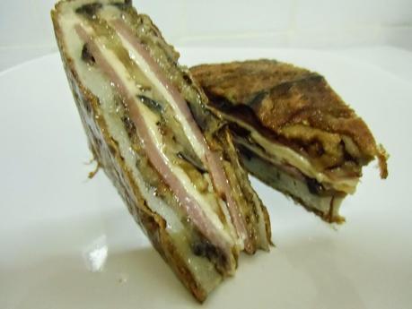 Tortilla de berenjenas con jamón y queso