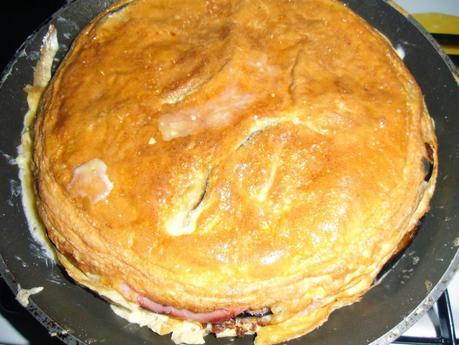 Tortilla de berenjenas con jamón y queso