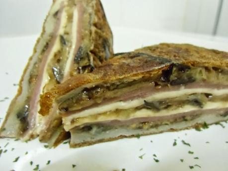 Tortilla de berenjenas con jamón y queso