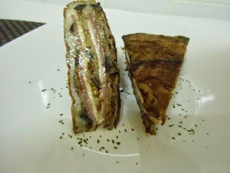 Tortilla de berenjenas con jamón y queso