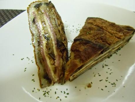 Tortilla de berenjenas con jamón y queso