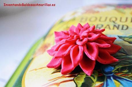 Decoración navideña dulce: flores de pascua con fondant