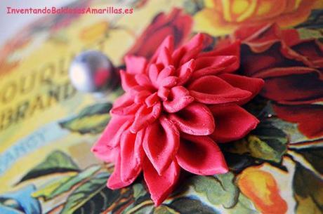 Decoración navideña dulce: flores de pascua con fondant