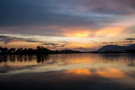 Reflejos sobre el río