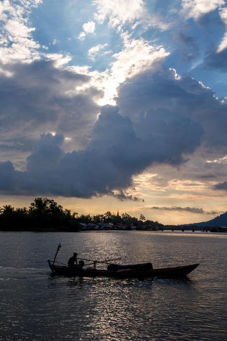 Barqueros en Kampot