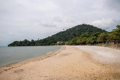 Días nublados en la playa, Kep