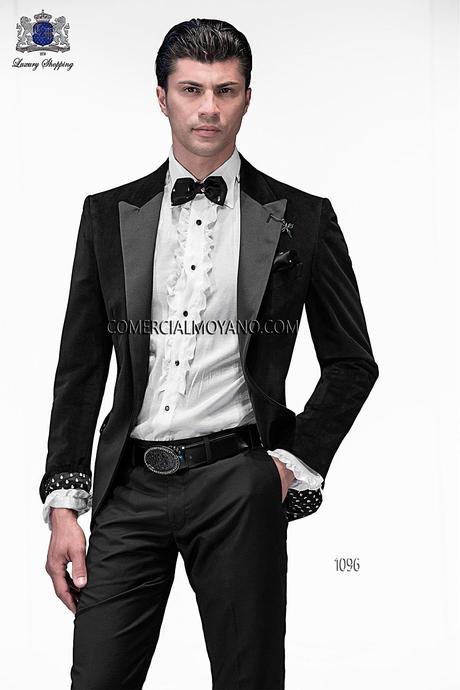 Traje de moda italiano a medida negro tejido terciopelo con solapa pico vivo raso negro; coordinado con pantalón negro, modelo 1096 Ottavio Nuccio Gala colección Emotion 2015.