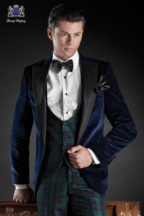 Traje italiano a medida, chaqueta de terciopelo azul con solapa pico en raso negro y un boton; coordinado con pantalon tartan, modelo 934 Ottavio Nuccio Gala colección Black Tie 2015.