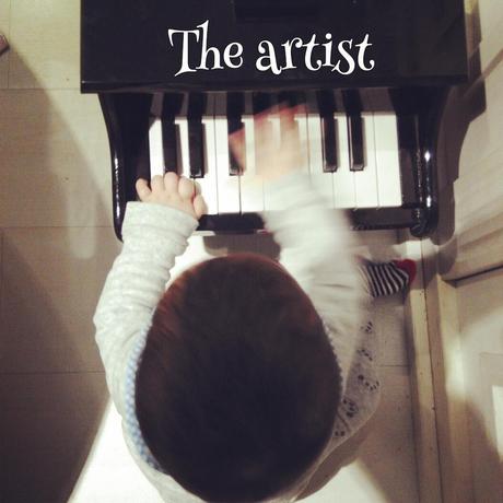 baby playing piano in babydeli madrid