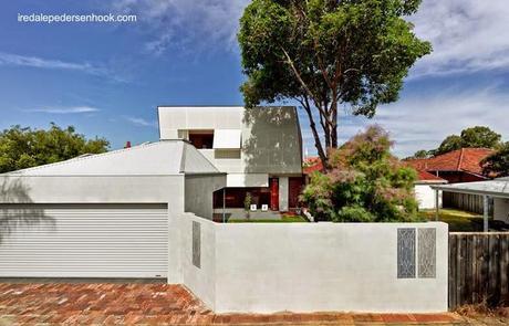 Residencia de suburbio restaurada y ampliada por el fondo.