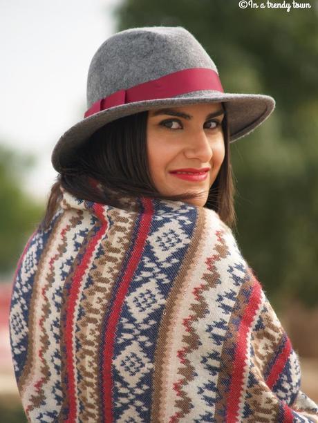 OUTFIT A SCARF LIKE A PONCHO