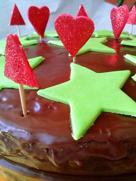 Bizcocho de Chocolate con Estrellas. Palillos Decorados con Goma Eva