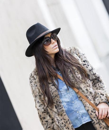 street style barbara crespo fluffy coat hake bag leopard print hat fashion blogger outfit blog de moda