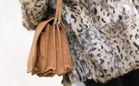 street style barbara crespo fluffy coat hake bag leopard print hat fashion blogger outfit blog de moda