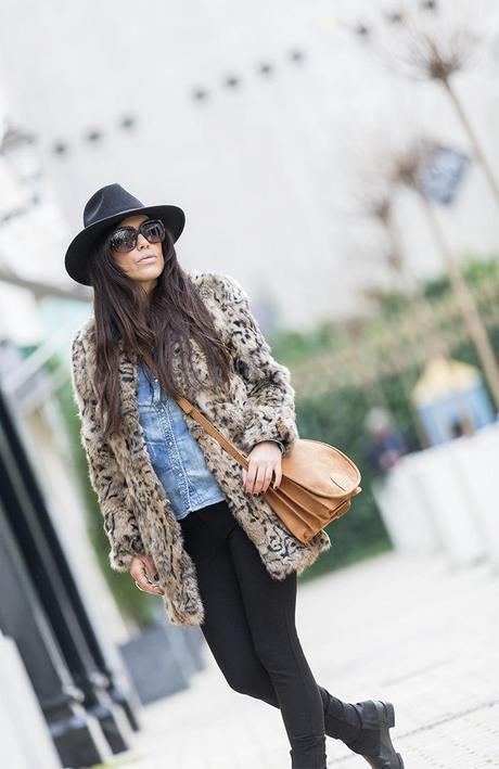 street style barbara crespo fluffy coat hake bag leopard print hat fashion blogger outfit blog de moda