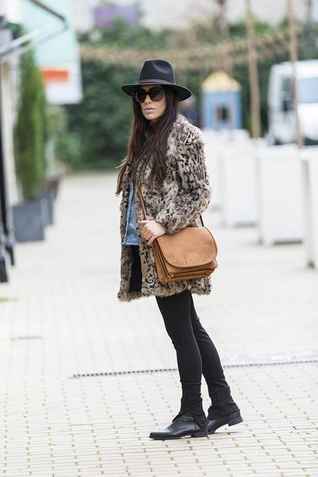 street style barbara crespo fluffy coat hake bag leopard print hat fashion blogger outfit blog de moda