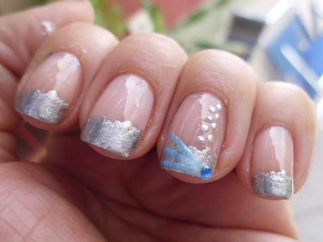 manicura francesa plateada con puntos