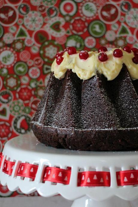 Bundt cake de nutella con frosting de queso y grosellas