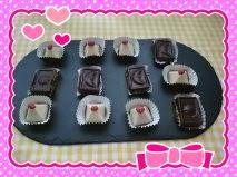 BOMBONES DE CAPIROTES CON CHOCOLATE BLANCO Y BOMBONES DE CHOCOLATE CON LECHE Y CAPIROTES CON ESENCIA DE RON.