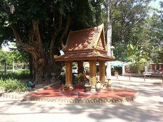 Estatua frente Preah Ang Chek y Preah Ang Chorm