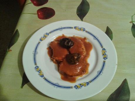 PECHUGAS DE POLLO AL PEDRO XIMÉNEZ CON SALSA DE VERDURAS Y CIRUELAS PASAS