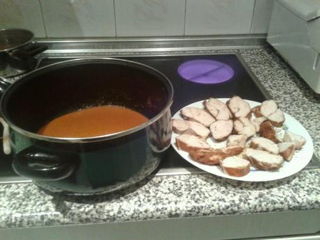 PECHUGAS DE POLLO AL PEDRO XIMÉNEZ CON SALSA DE VERDURAS Y CIRUELAS PASAS