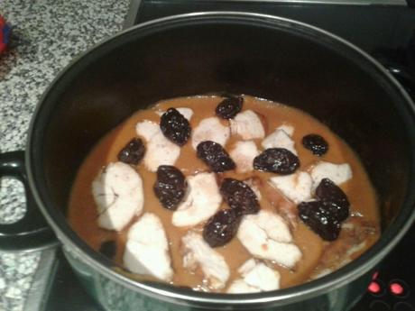 PECHUGAS DE POLLO AL PEDRO XIMÉNEZ CON SALSA DE VERDURAS Y CIRUELAS PASAS