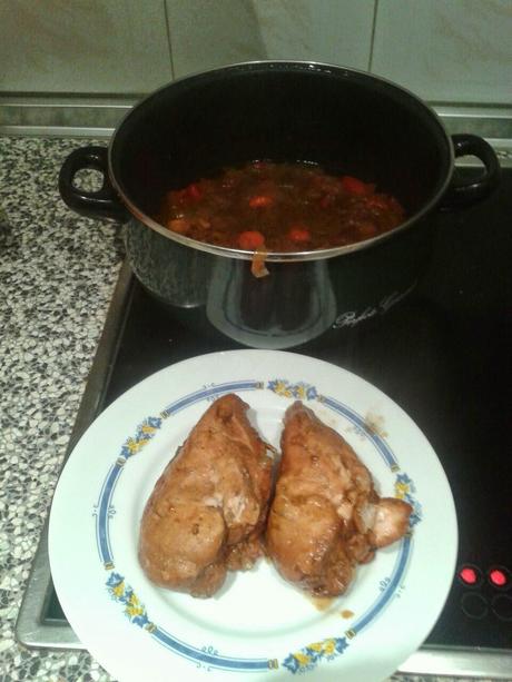 PECHUGAS DE POLLO AL PEDRO XIMÉNEZ CON SALSA DE VERDURAS Y CIRUELAS PASAS