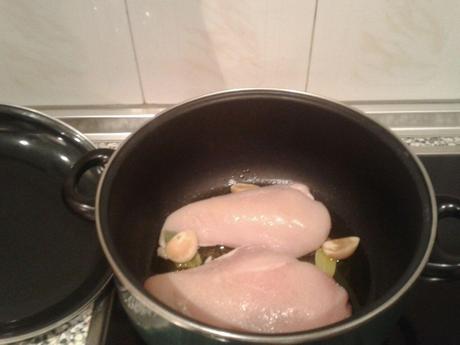 PECHUGAS DE POLLO AL PEDRO XIMÉNEZ CON SALSA DE VERDURAS Y CIRUELAS PASAS