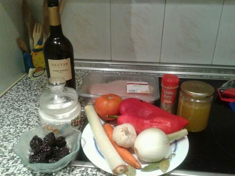 PECHUGAS DE POLLO AL PEDRO XIMÉNEZ CON SALSA DE VERDURAS Y CIRUELAS PASAS