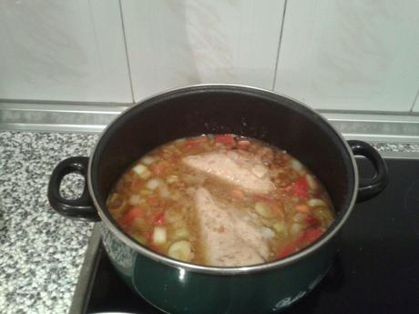 PECHUGAS DE POLLO AL PEDRO XIMÉNEZ CON SALSA DE VERDURAS Y CIRUELAS PASAS